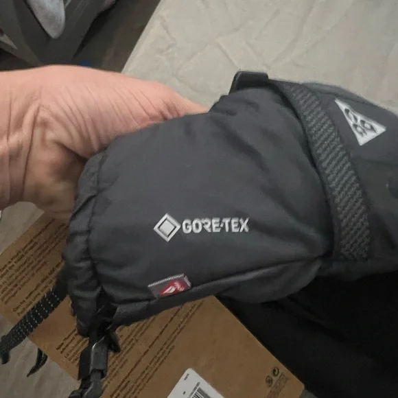 Nike ACG Goretex Prima Loft Mittens - Picture 2 of 6